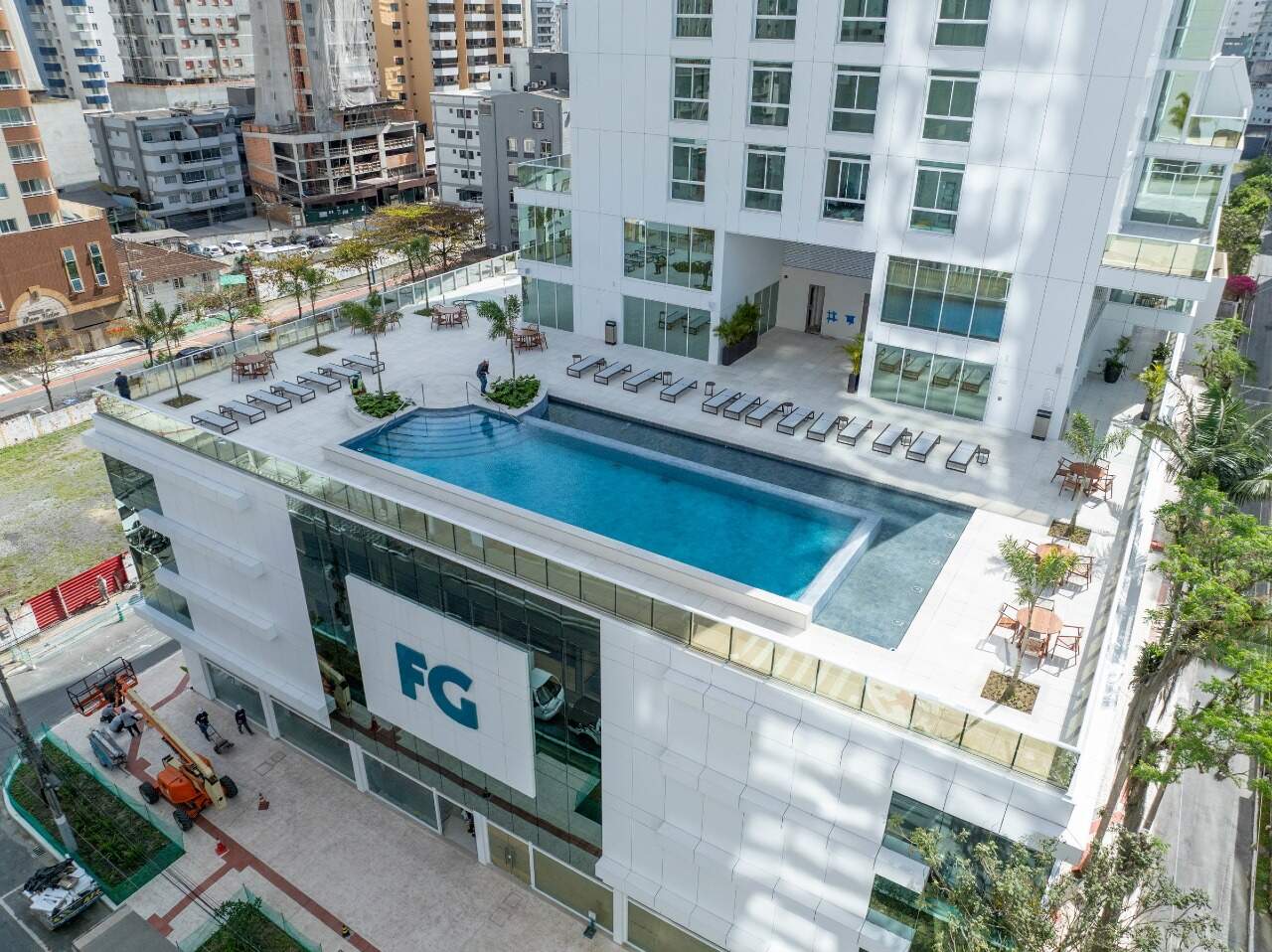 Apartamento à venda no Centro: Piscina do lazer sobre o embasamento, vista do alto (foto do prédio entregue)