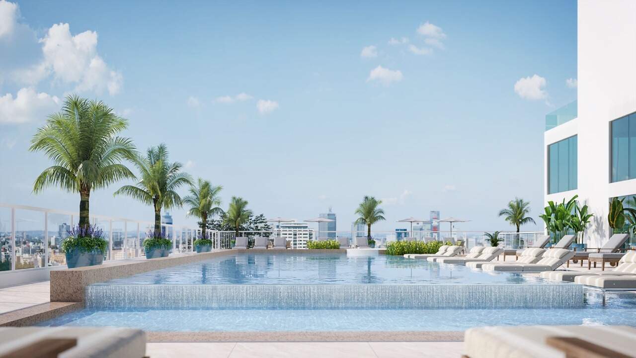 Apartamento à venda no Centro: Piscina adulto com deck e palmeiras no lazer do prédio (imagem ilustrativa)