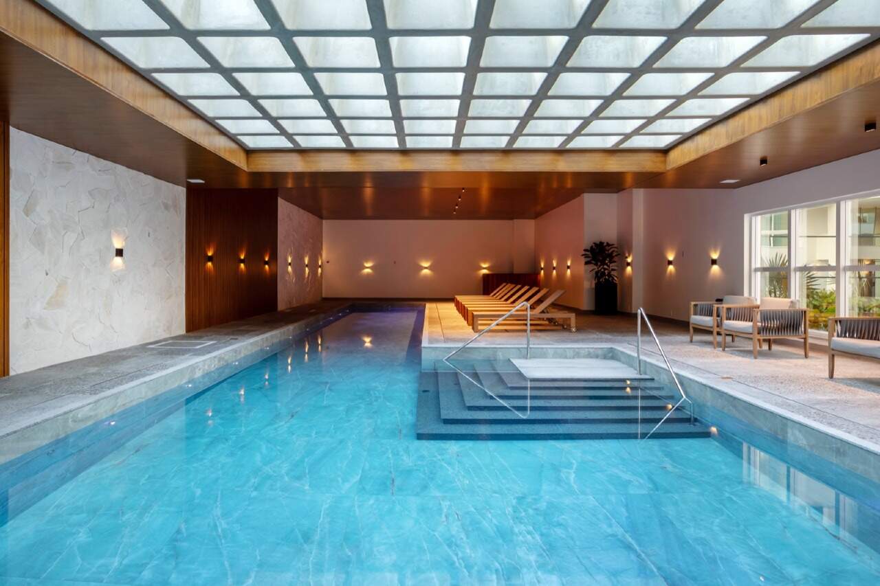 Apartamento à venda no Praia Brava: Piscina coberta aquecida com raias, deck e iluminação indireta