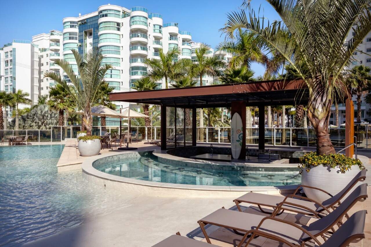 Apartamento à venda no Praia Brava: Piscina com área circular e quiosque ao fundo
