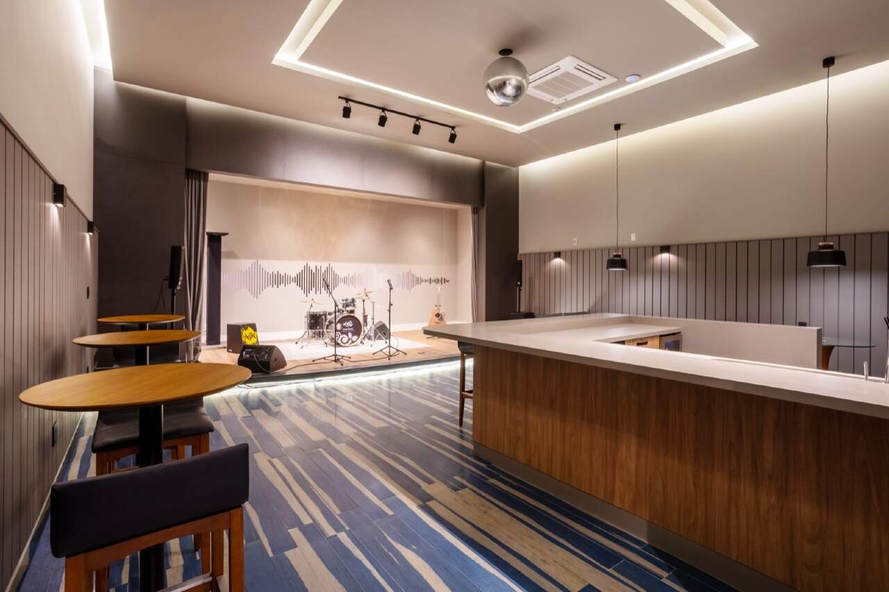 Apartamento à venda no Praia Brava: Garage band com palco, bar e mesas altas