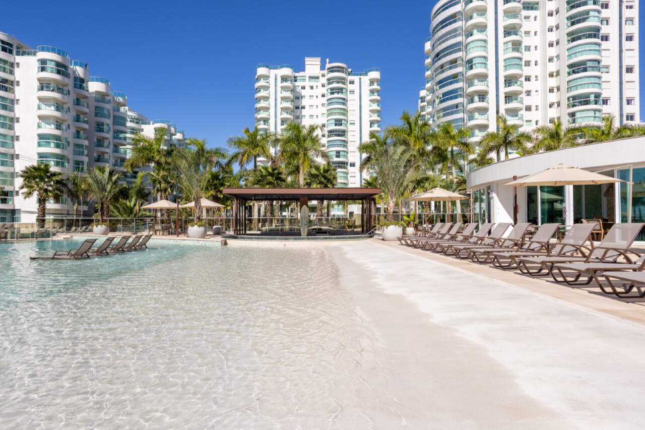 Apartamento à venda no Praia Brava: Piscina com prainha, deck e espreguiçadeiras junto ao quiosque