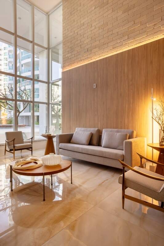 Apartamento à venda no Praia Brava: Lounge com sofá e poltronas junto a janelas de vidro
