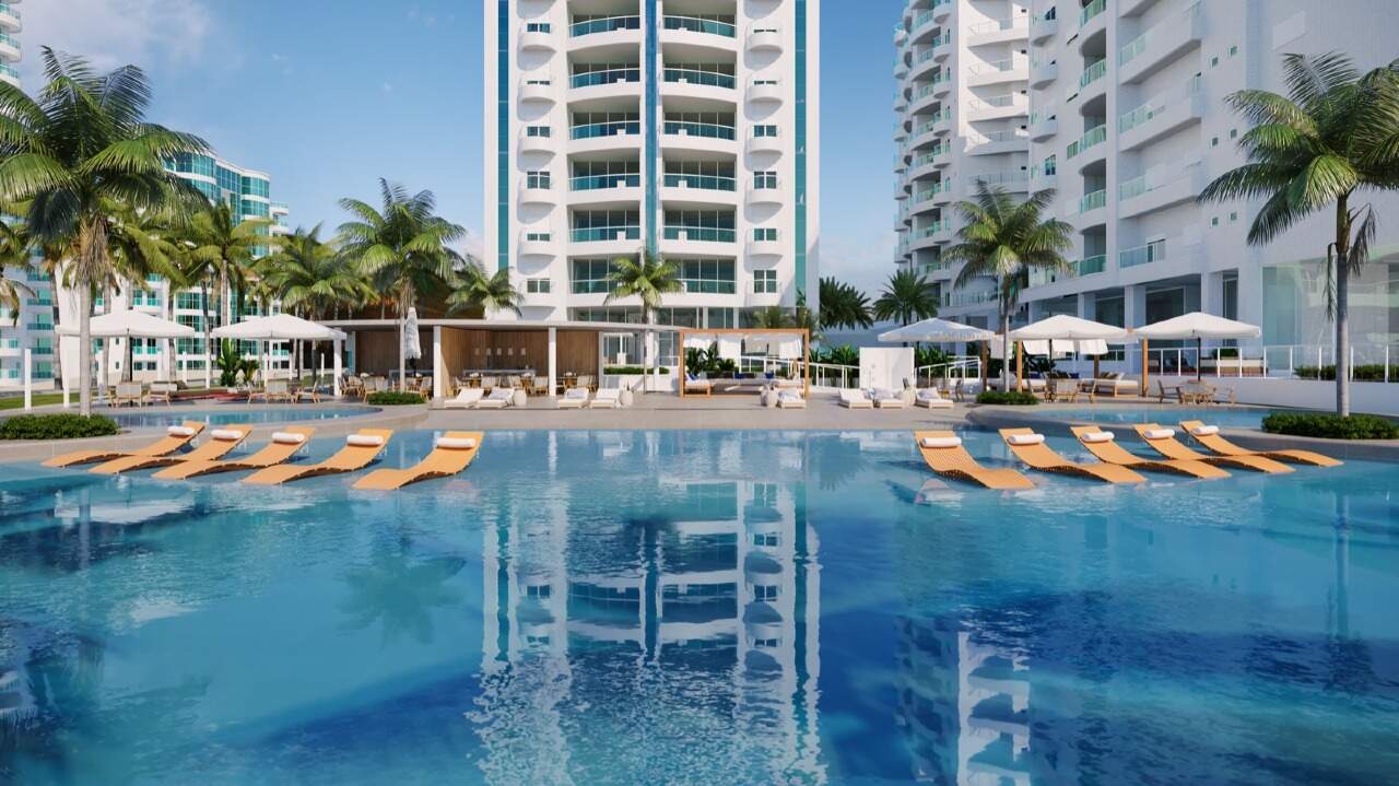 Apartamento à venda no Praia Brava: Piscina com espreguiçadeiras entre as torres (imagem ilustrativa)