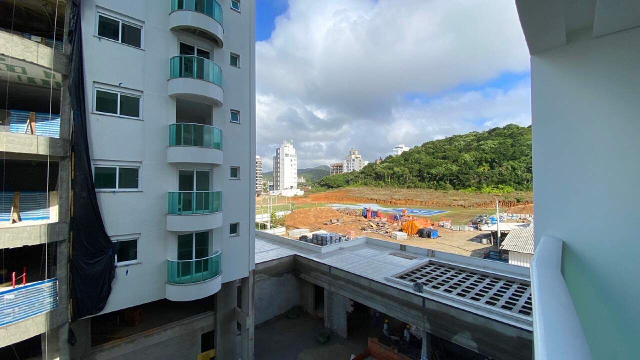 Apartamento à venda no Praia Brava: Vista lateral da sacada para o morro verde e o bairro