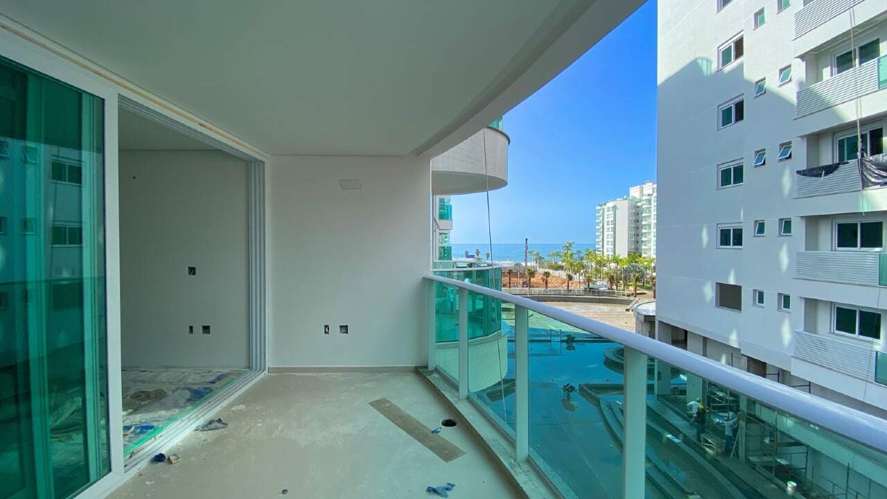 Apartamento à venda no Praia Brava: Sacada com guarda-corpo de vidro vista do living
