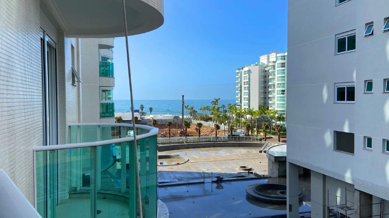 Apartamento à venda no Praia Brava: Vista da sacada com o mar ao fundo entre as torres do complexo