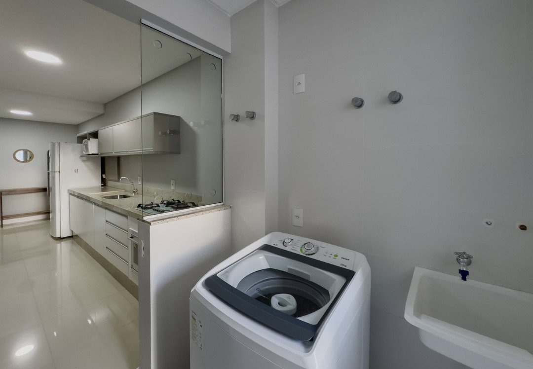 Apartamento à venda no Pioneiros: Área de serviço com tanque, separada da cozinha por divisória de vidro
