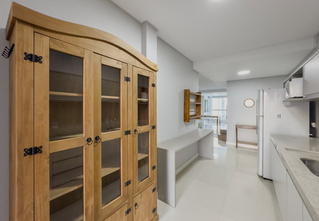 Apartamento à venda no Pioneiros: Cozinha com cristaleira de madeira e bancada de apoio