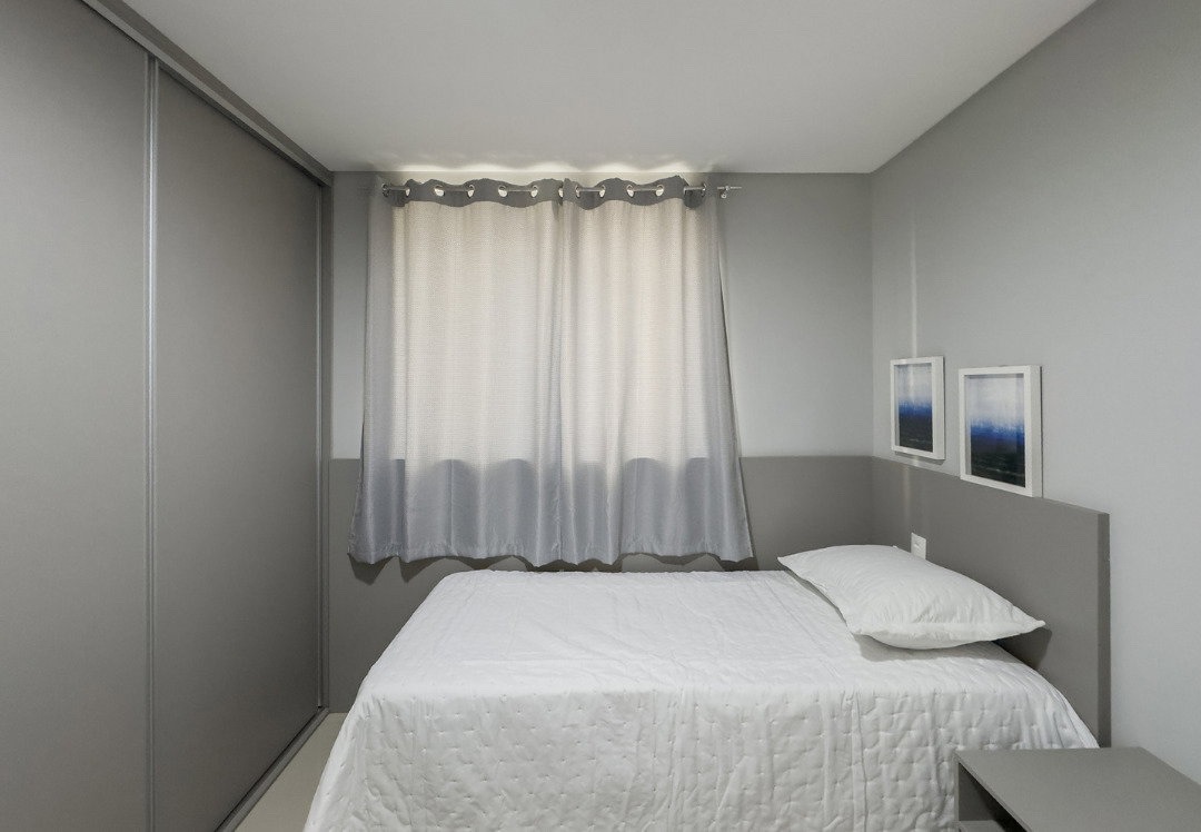 Apartamento à venda no Pioneiros: Dormitório com guarda-roupa e cortinas