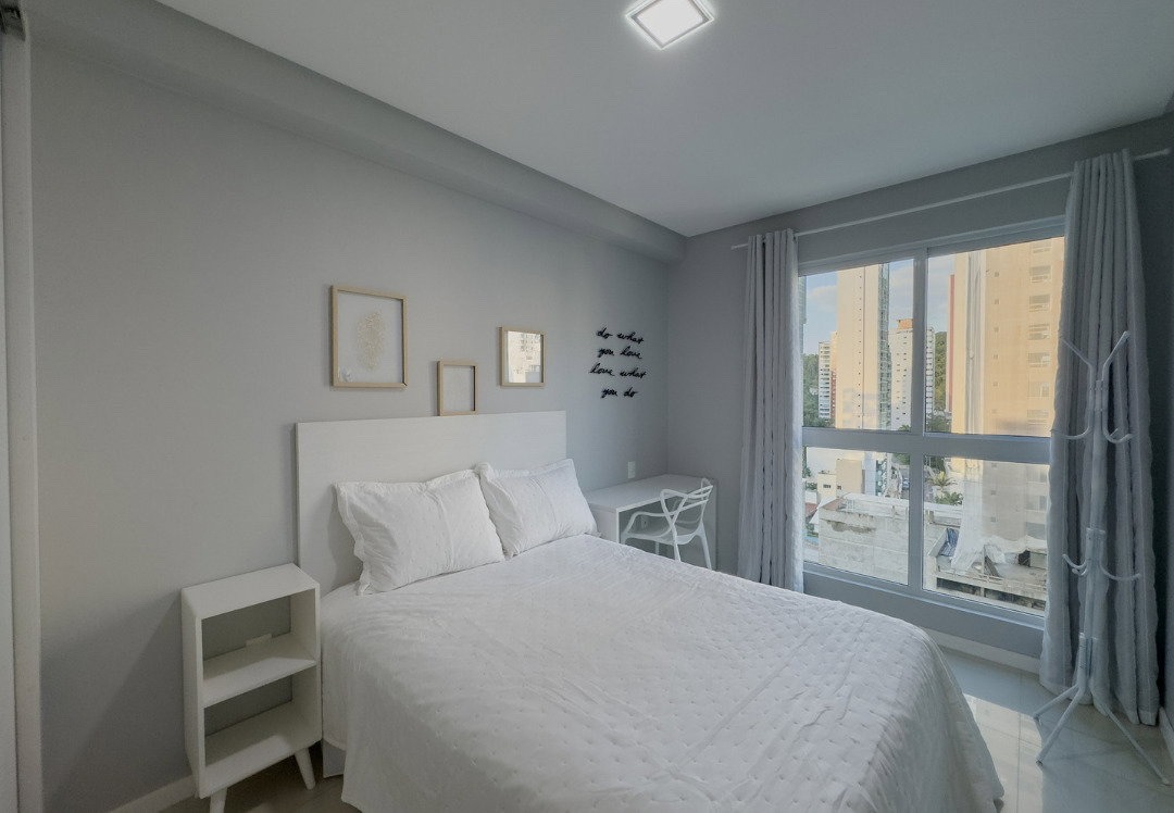 Apartamento à venda no Pioneiros: Dormitório com cama de casal, escrivaninha e janela ampla