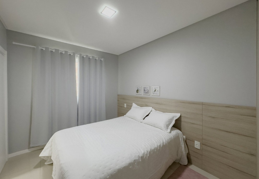 Apartamento à venda no Pioneiros: Dormitório com cabeceira em painel de madeira
