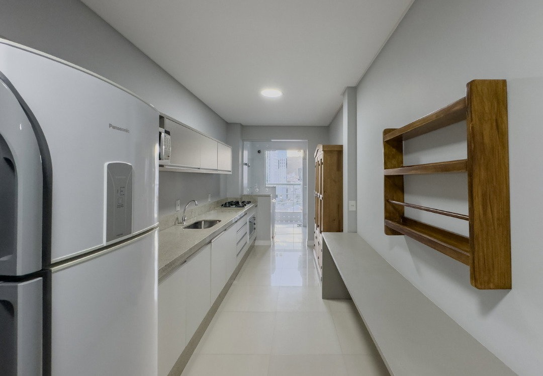 Apartamento à venda no Pioneiros: Cozinha com armários planejados e bancada de granito