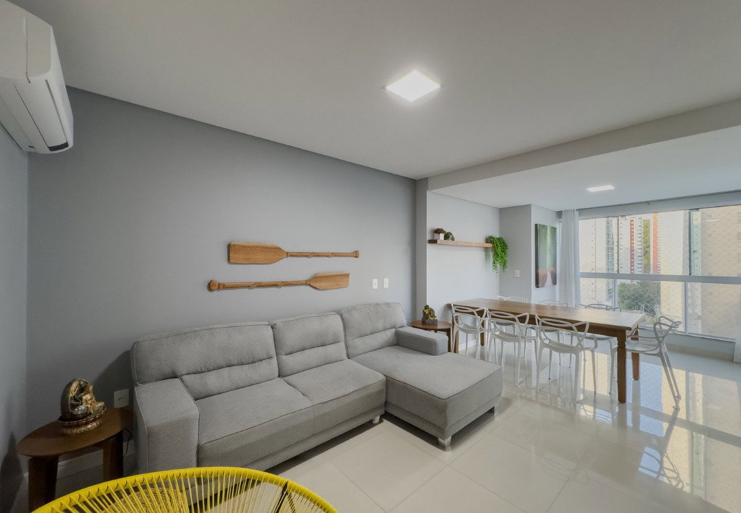 Apartamento à venda no Pioneiros: Living e jantar integrados do apartamento de 133 m² no Império das Ondas, em Balneário Camboriú