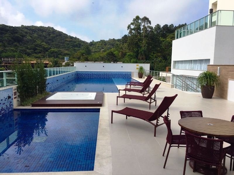 Apartamento à venda no Pioneiros: Piscina com hidromassagem no pavimento de lazer do Império das Ondas