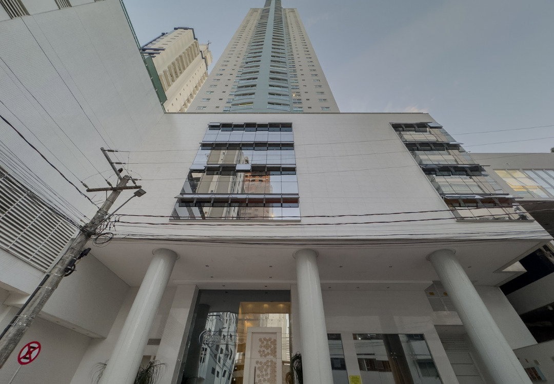 Apartamento à venda no Pioneiros: Entrada do Edifício Império das Ondas, na Rua Egidio Alfredo Crispim, bairro Pioneiros