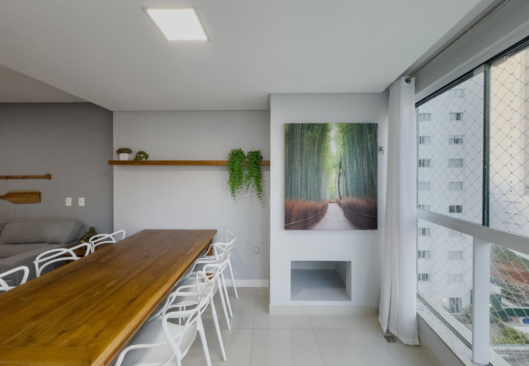 Apartamento à venda no Pioneiros: Espaço gourmet com churrasqueira integrado ao jantar, com fechamento de vidro