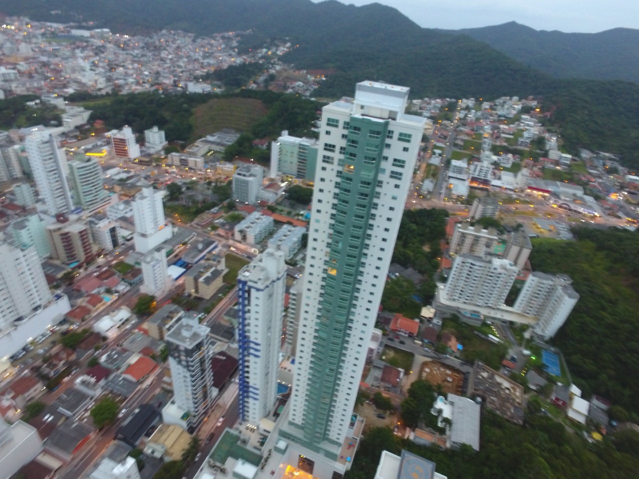 Apartamento à venda no Pioneiros: Torre de 49 pavimentos do Império das Ondas vista do alto, no bairro Pioneiros