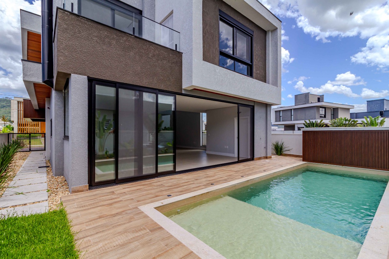 Casa de Condomínio à venda no Centro: 