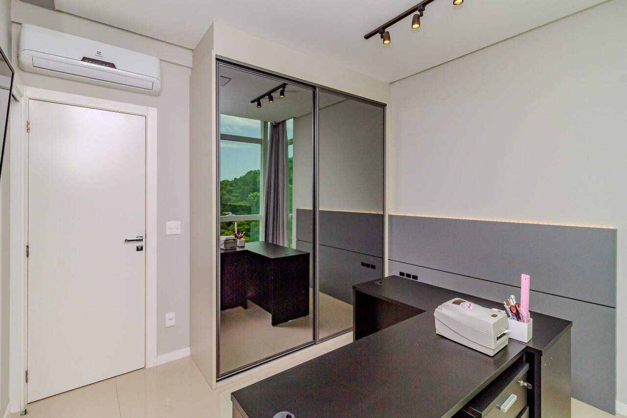 Apartamento à venda no Pioneiros: 