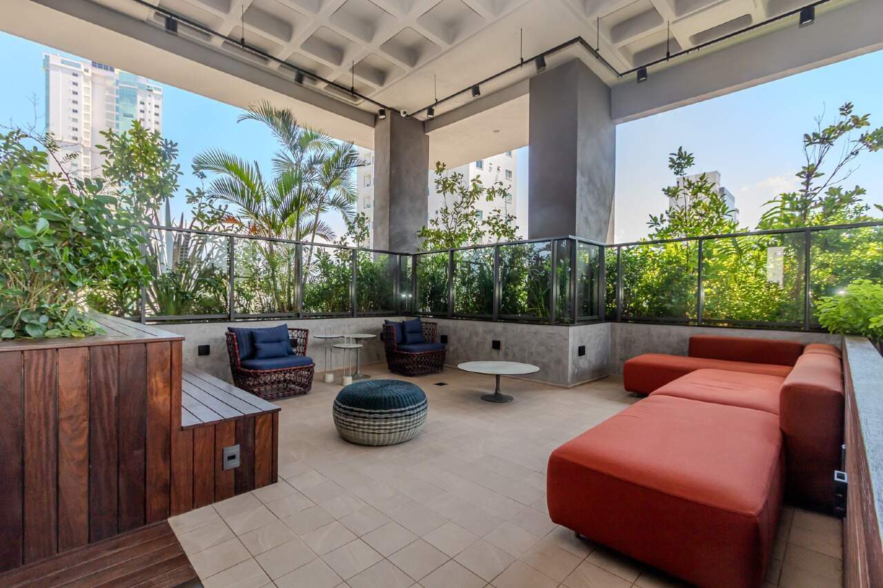 Apartamento à venda no Pioneiros: Foto real do lounge na área comum do Empire Residence. Não é o interior do apartamento.