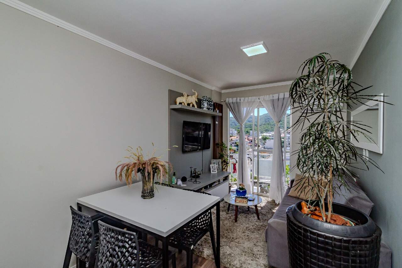 Apartamento à venda no Pioneiros: 