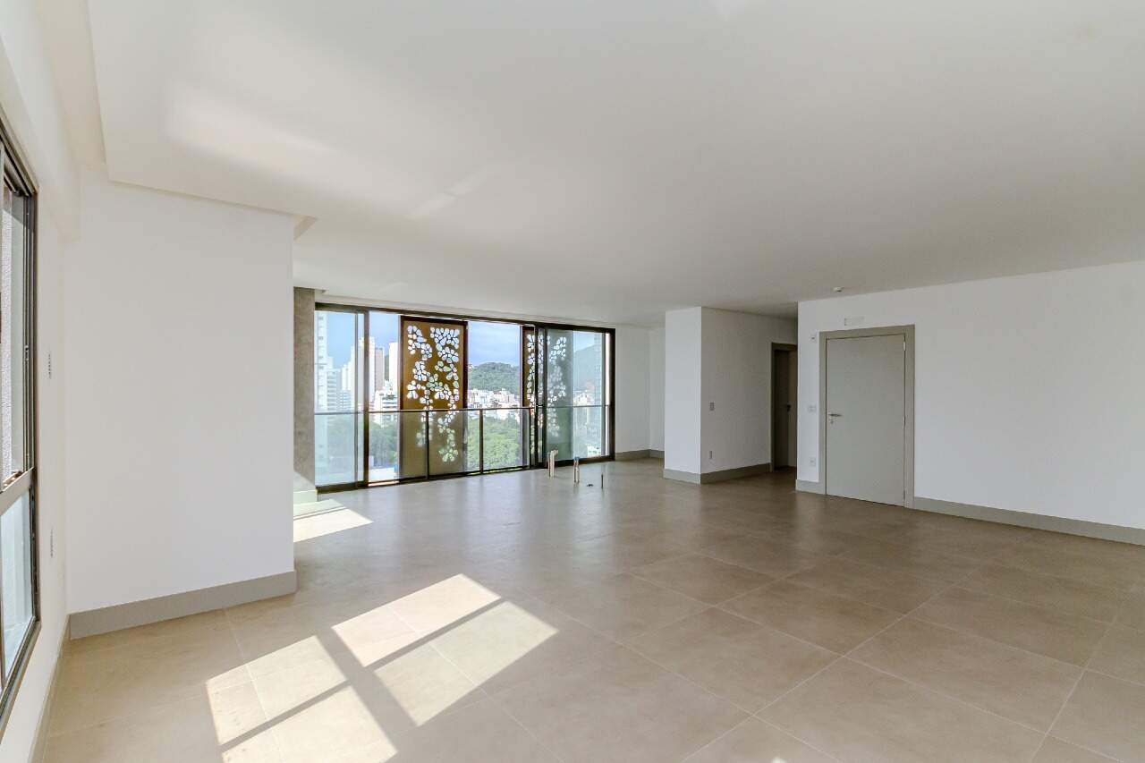 Apartamento à venda no Pioneiros: 