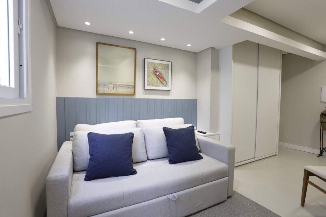 Apartamento à venda no Centro: Studio independente com sofá-cama e painel azul