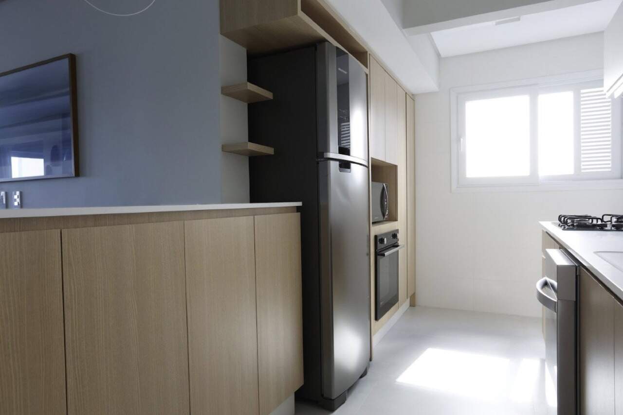 Apartamento à venda no Centro: Cozinha com geladeira e forno embutido