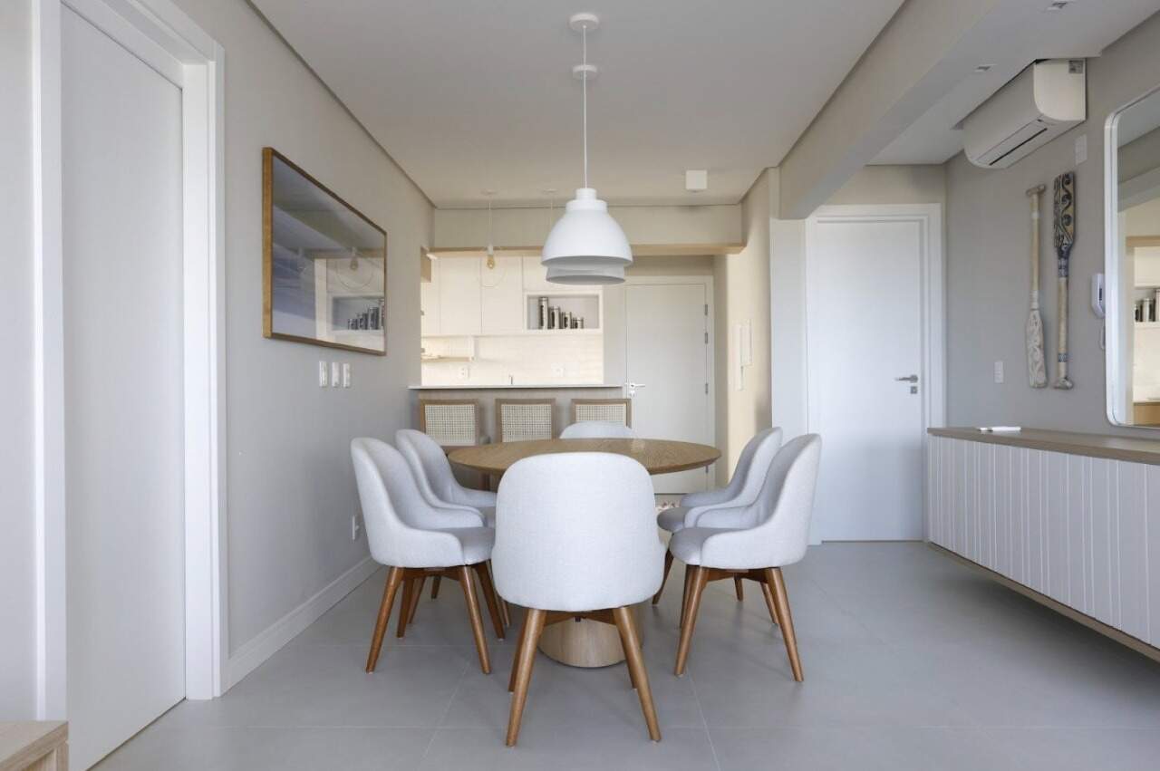 Apartamento à venda no Centro: Mesa de jantar redonda com a cozinha ao fundo