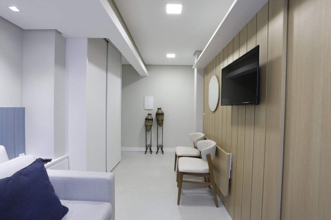 Apartamento à venda no Centro: Studio com TV, bancada e banquetas