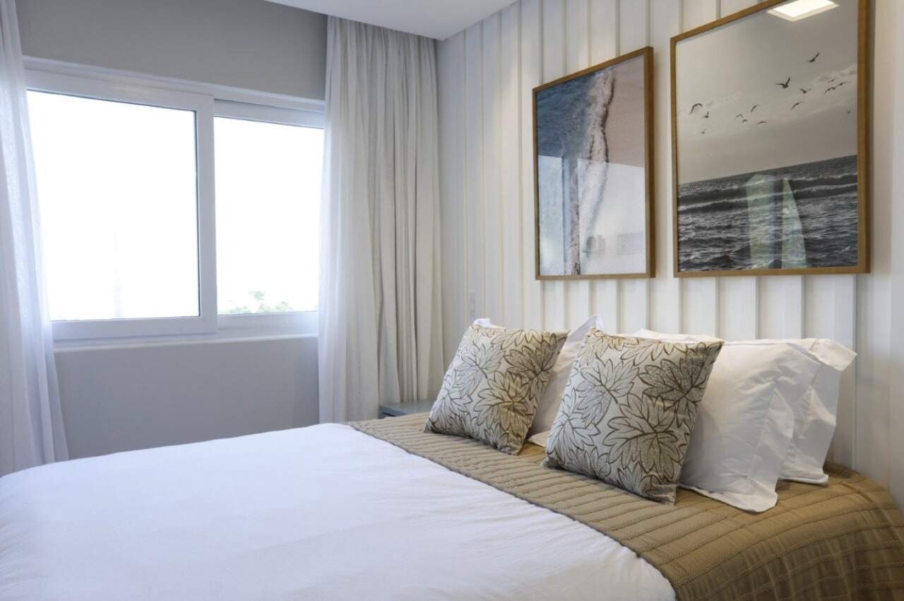 Apartamento à venda no Centro: Dormitório de casal com janela ampla e cortinas