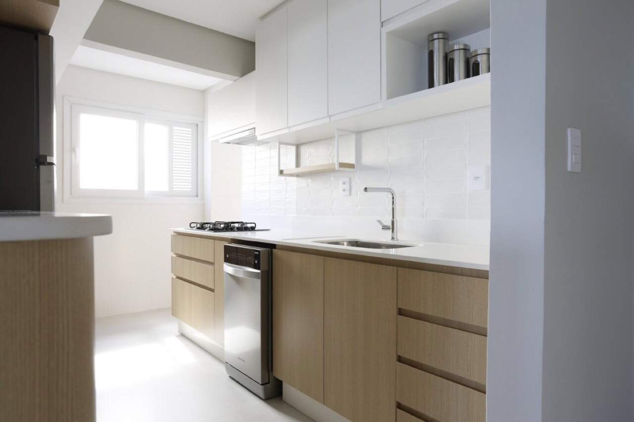 Apartamento à venda no Centro: Cozinha com armários planejados, cooktop e lava-louças