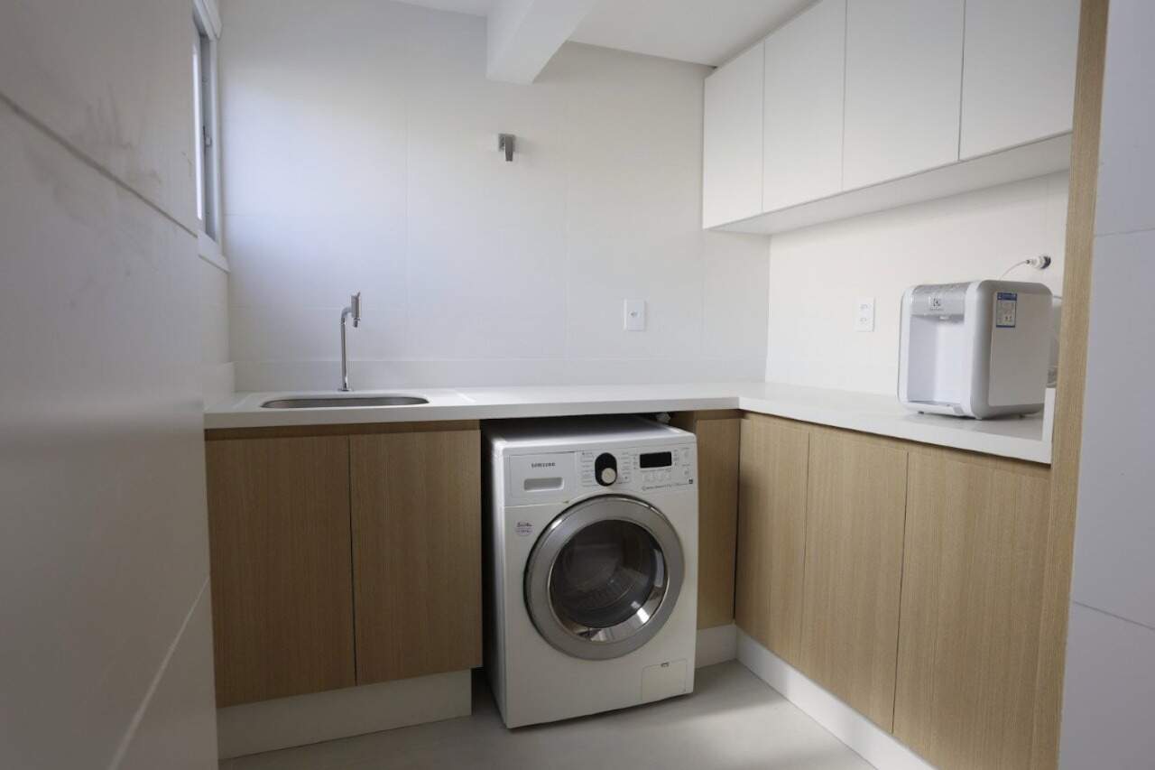 Apartamento à venda no Centro: Lavanderia com máquina de lavar e armários