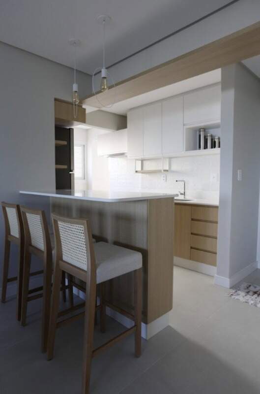 Apartamento à venda no Centro: Cozinha com bancada e banquetas de madeira