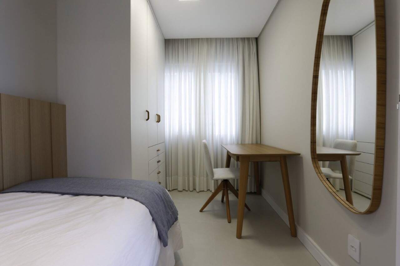 Apartamento à venda no Centro: Dormitório com cama de solteiro, escrivaninha e espelho