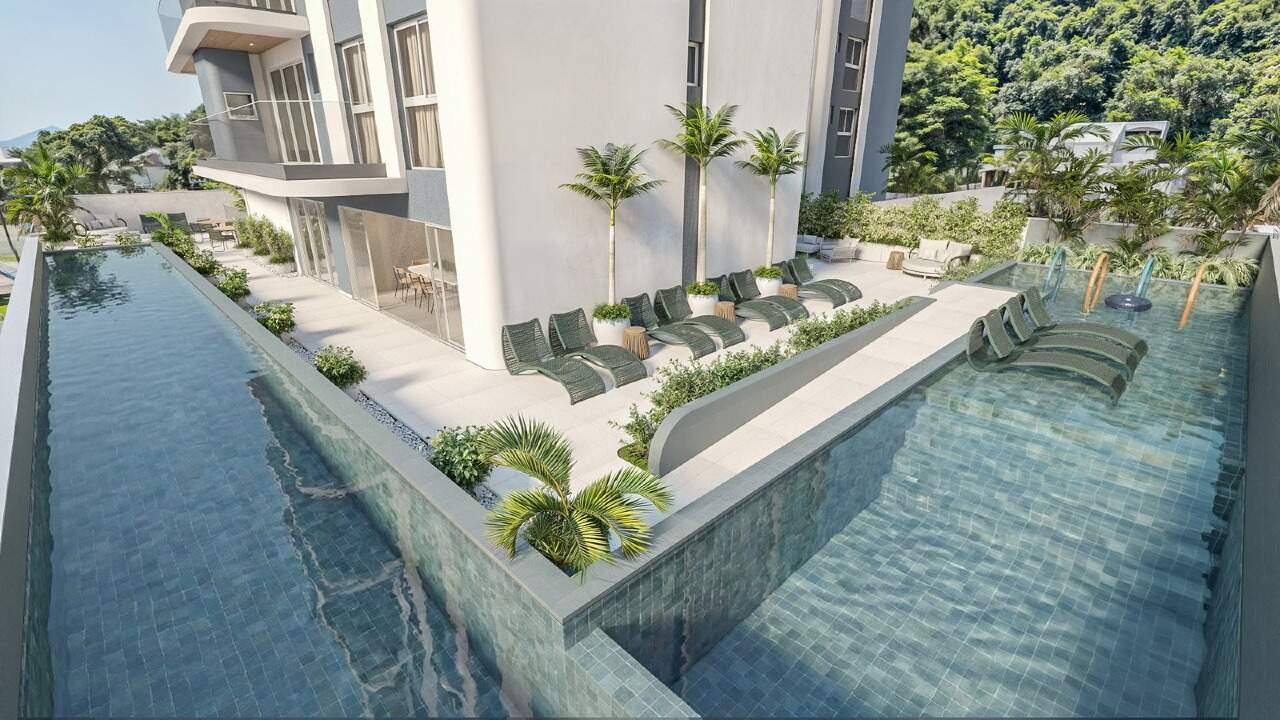 Apartamento à venda no Fazenda: Solarium com espreguiçadeiras ao lado das piscinas (imagem ilustrativa)