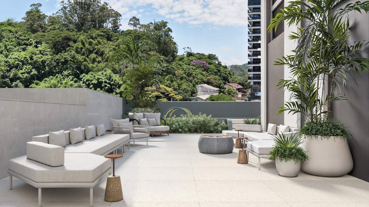 Apartamento à venda no Fazenda: Lounge externo com sofás no pavimento de lazer, junto à mata (imagem ilustrativa)