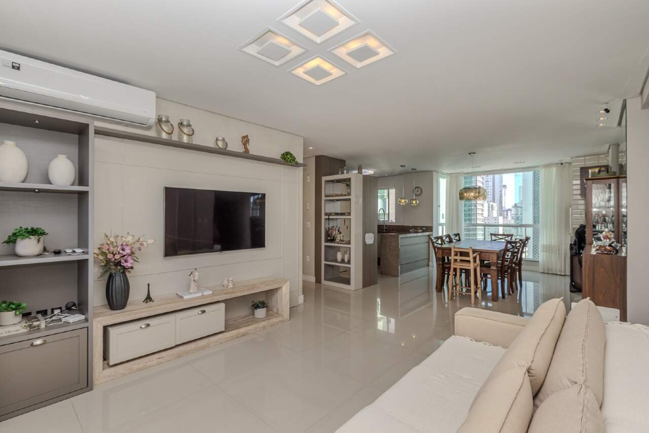 Apartamento à venda no Pioneiros: 