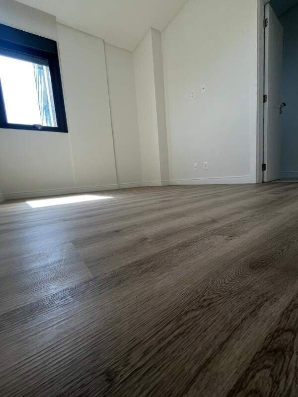 Apartamento diferenciado à venda no Praia Brava: Suíte iluminada pela janela, com piso vinílico amadeirado (foto do apartamento)