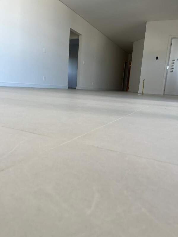 Apartamento diferenciado à venda no Praia Brava: Living e acesso à área íntima, com teto em gesso (foto do apartamento)