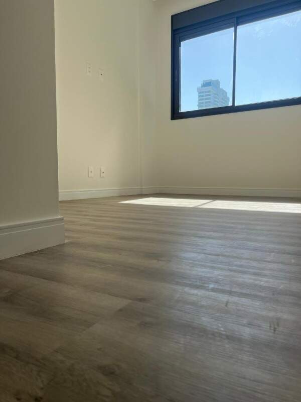 Apartamento diferenciado à venda no Praia Brava: Suíte com janela ampla e piso vinílico (foto do apartamento)