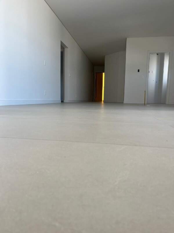 Apartamento diferenciado à venda no Praia Brava: Living com porcelanato, voltado para a circulação das suítes (foto do apartamento)
