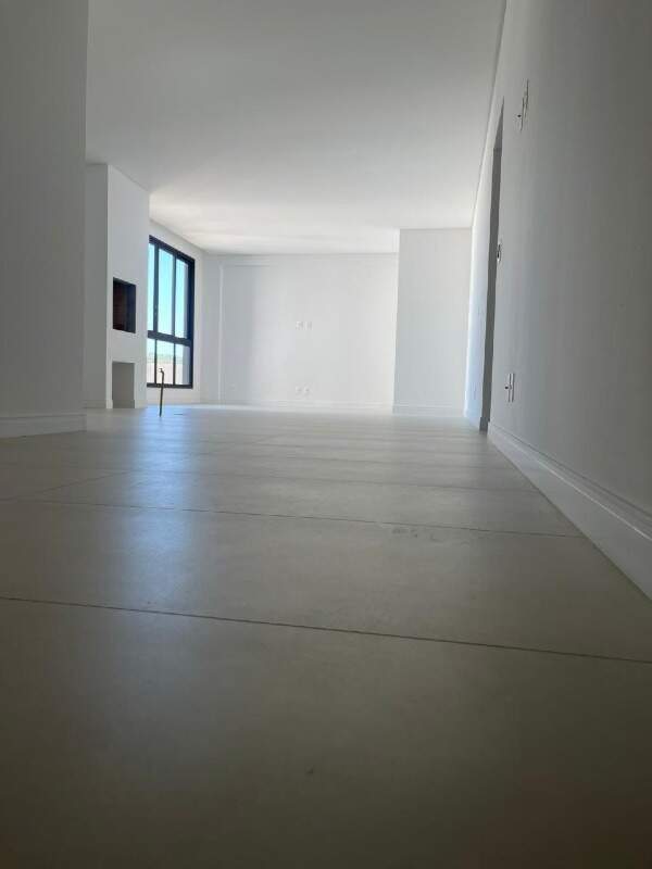 Apartamento diferenciado à venda no Praia Brava: Living em comprimento, com espaço para estar, jantar e cozinha (foto do apartamento)