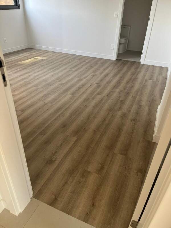 Apartamento diferenciado à venda no Praia Brava: Suíte com piso vinílico e acesso ao banheiro (foto do apartamento)
