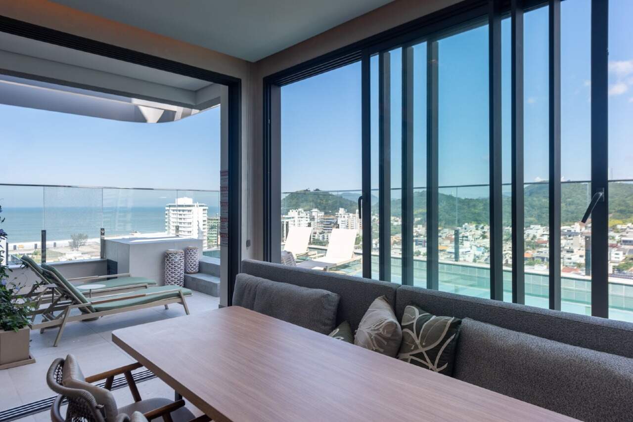 Apartamento diferenciado à venda no Praia Brava: Espaço gourmet do rooftop aberto para a piscina e a vista da Praia Brava