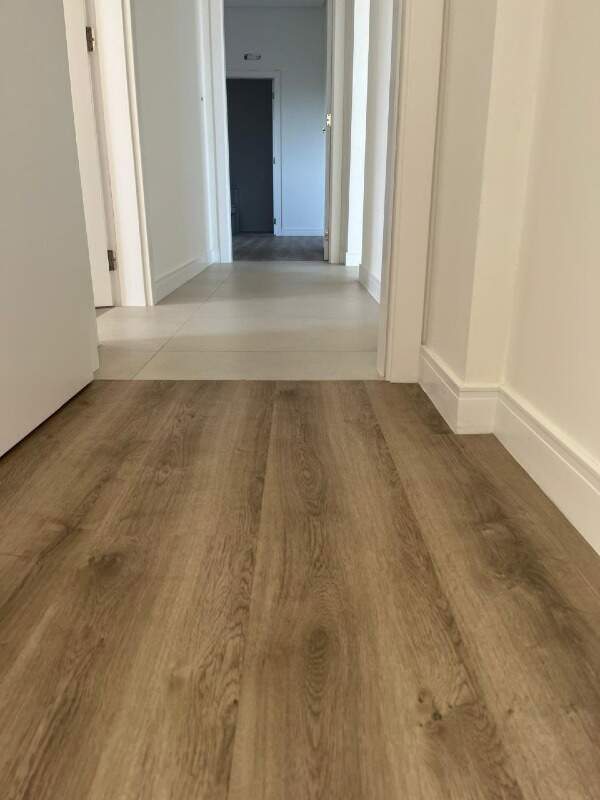 Apartamento diferenciado à venda no Praia Brava: Circulação íntima com piso vinílico e rodapé alto (foto do apartamento)