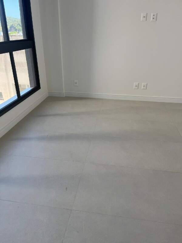 Apartamento diferenciado à venda no Praia Brava: Canto do living com janela de esquadria preta (foto do apartamento)