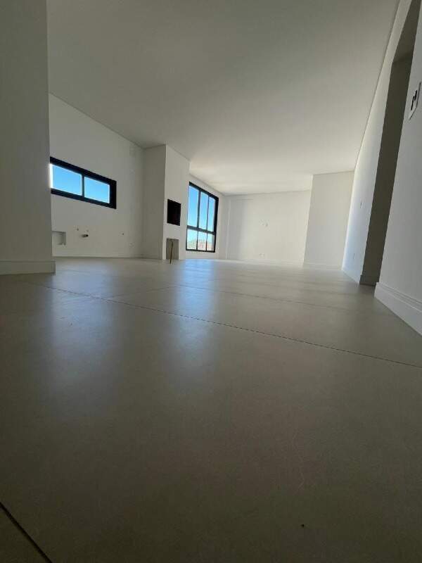 Apartamento diferenciado à venda no Praia Brava: Living com piso de porcelanato claro e janelas amplas (foto do apartamento)