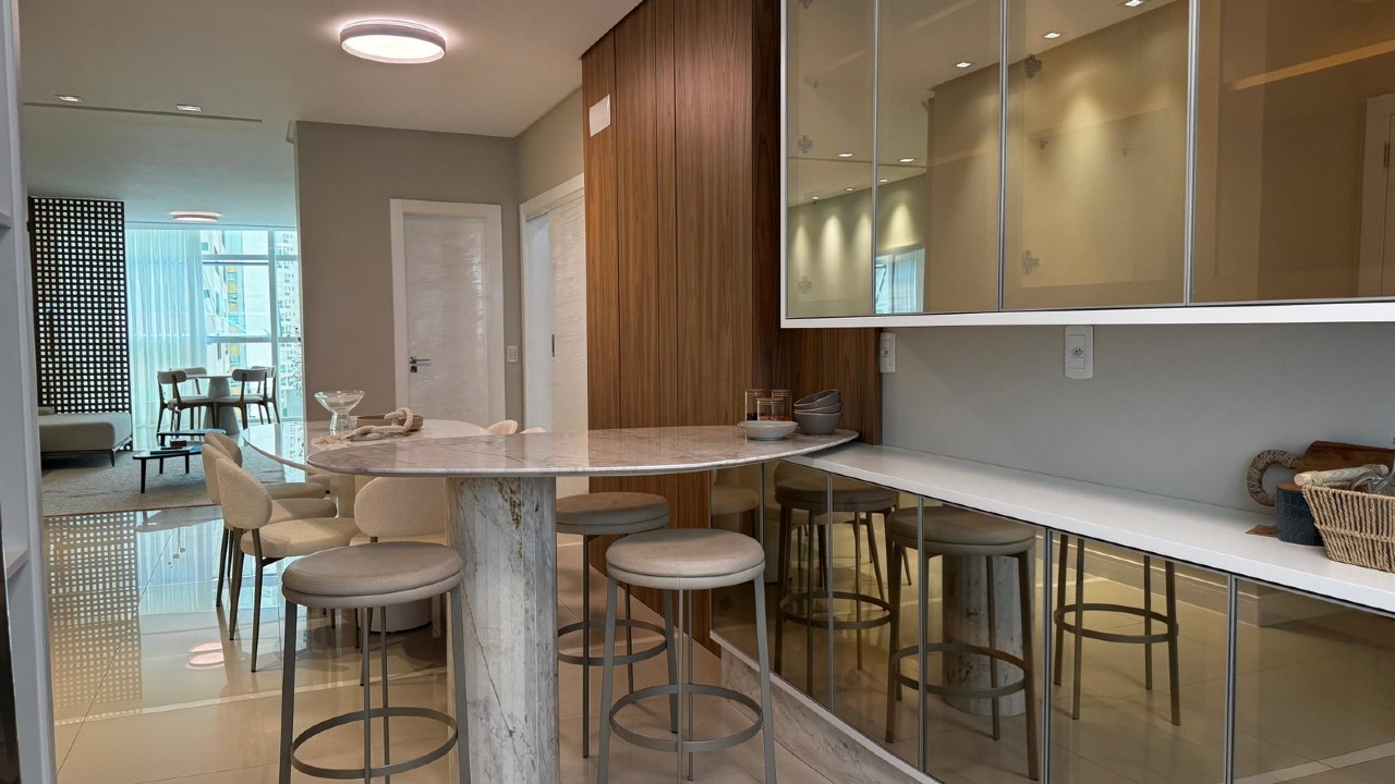 Apartamento à venda no Centro: Bancada de pedra com banquetas entre a cozinha e a sala de jantar